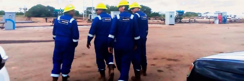 Cuadrilla de Arecuna caminando en locación