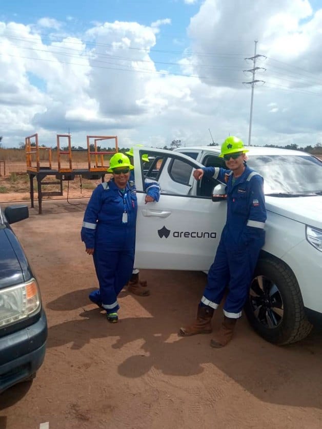 Personal de Arecuna junto a una camioneta de la empresa